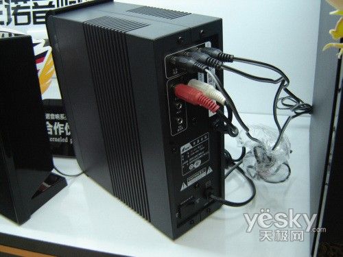 黑色音箱系统桌面摆放效果