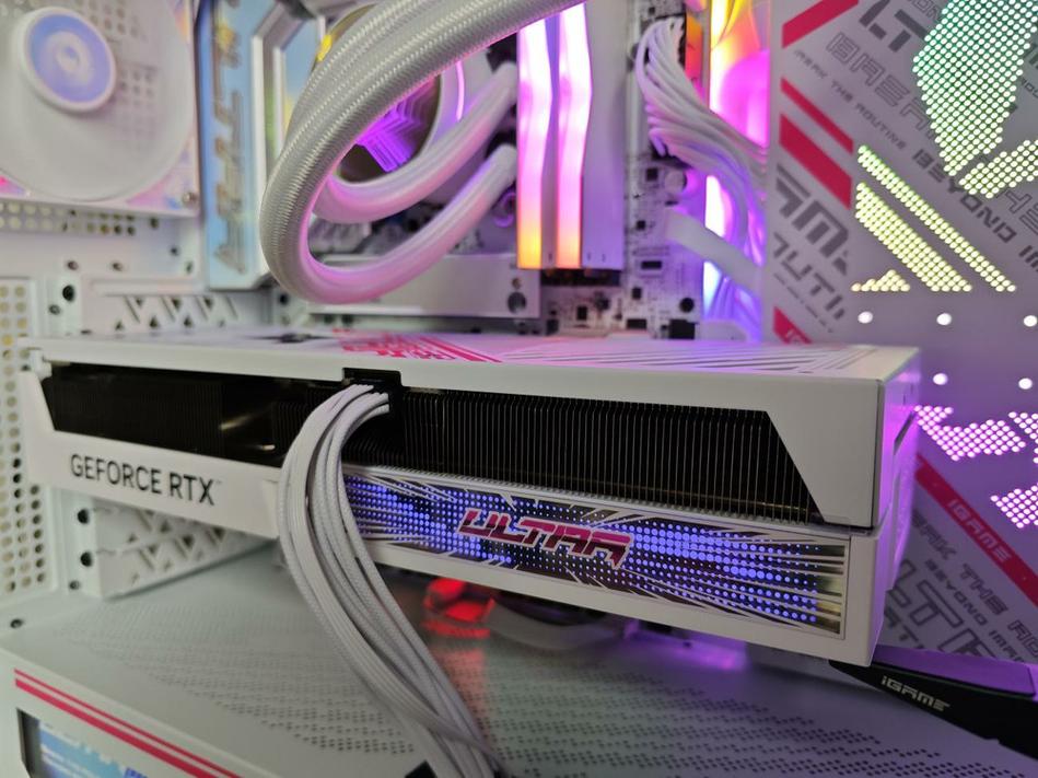 电脑屏幕上显示3D建模软件与游戏画面同屏对比