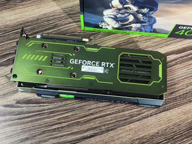 高端显卡RGB灯效与金属背板细节