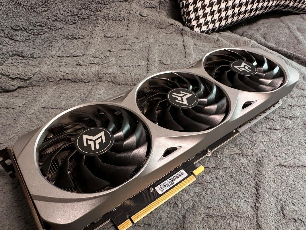 RTX 3070 显卡外观金属设计细节
