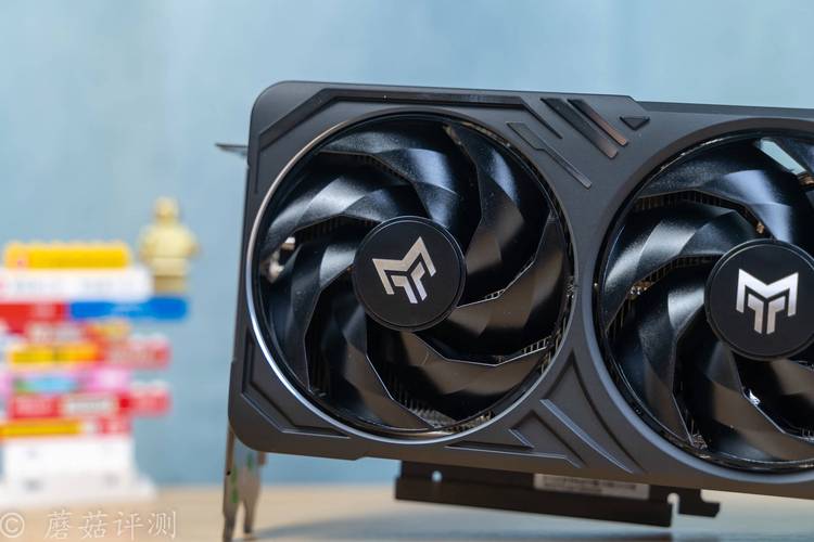 金属大师显卡安装在 PC 机箱中的展示效果