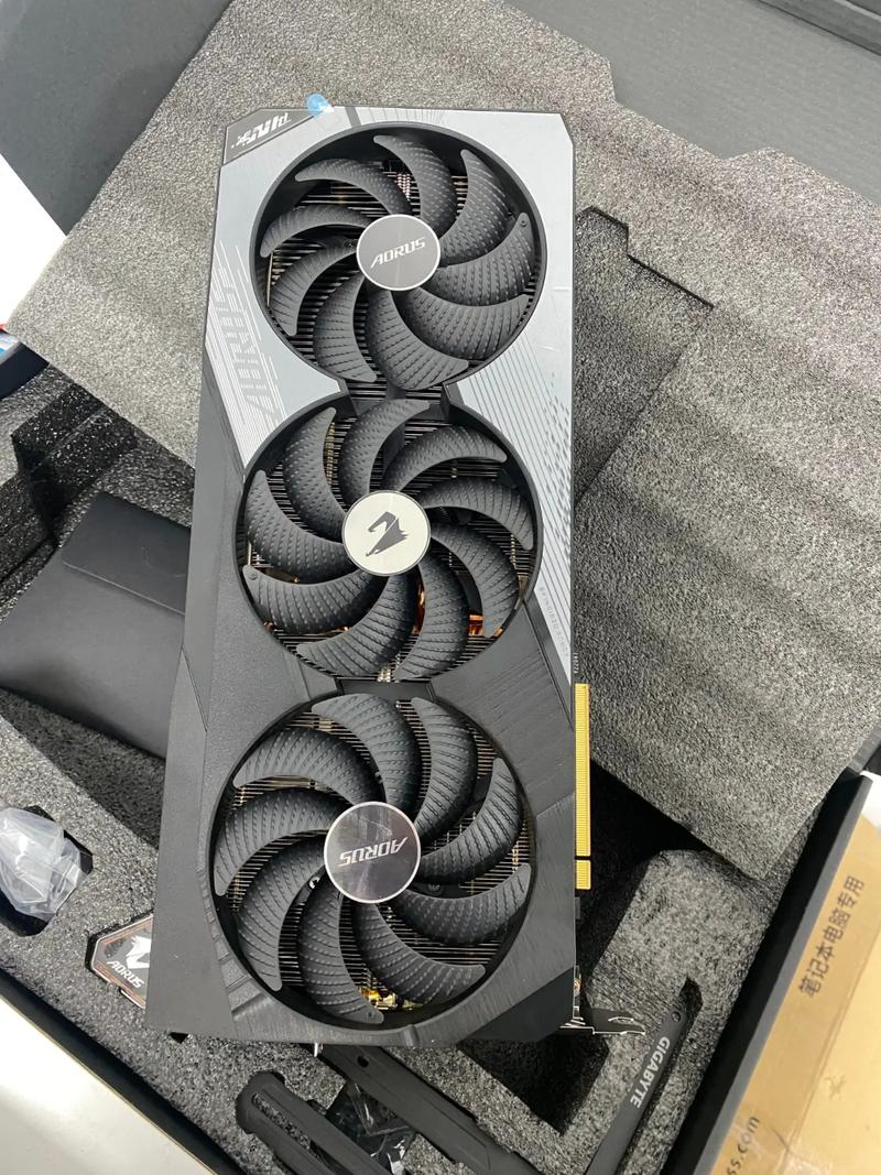 RGB灯光显卡安装效果