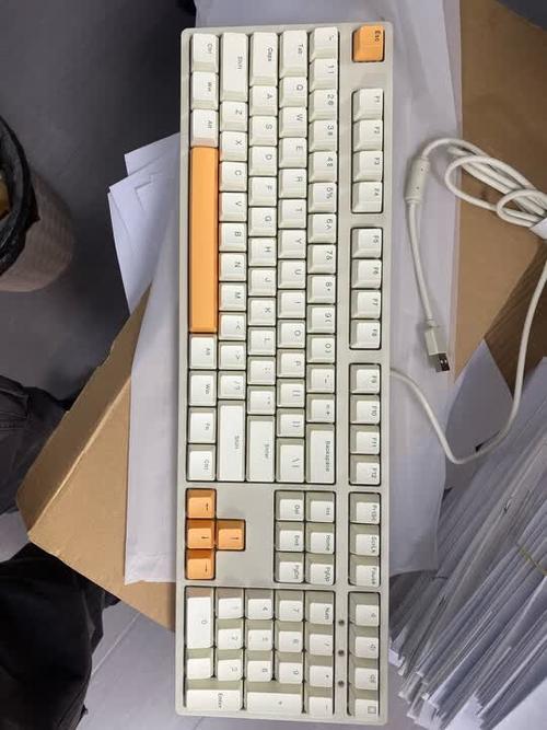 IKBC Z87 茶轴评测：粉色无线机械键盘 简约耐用办公首选