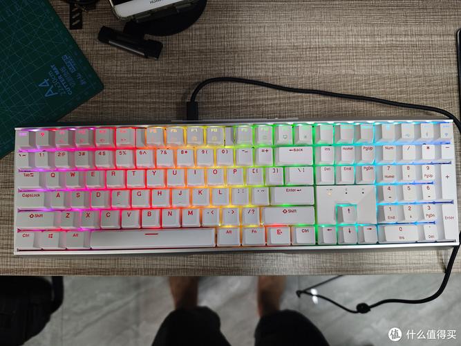 机械键盘RGB灯光与现代设计细节
