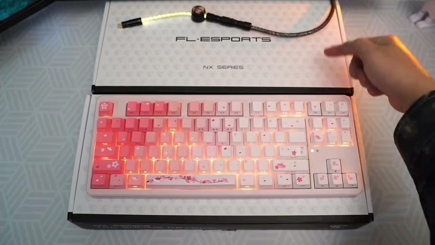RGB背光键盘侧视图
