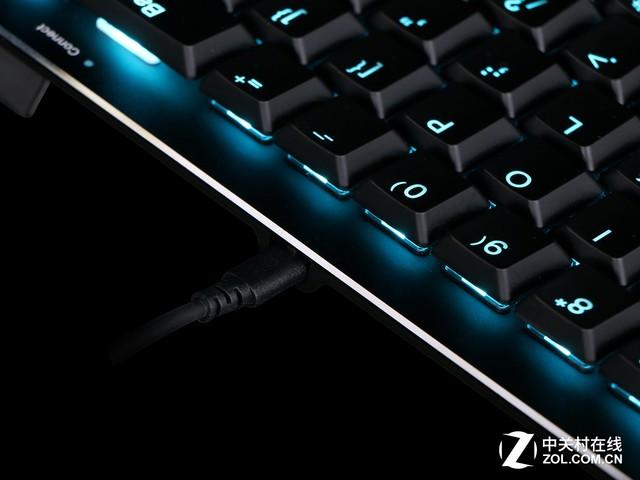 机械键盘桌面整洁便携场景