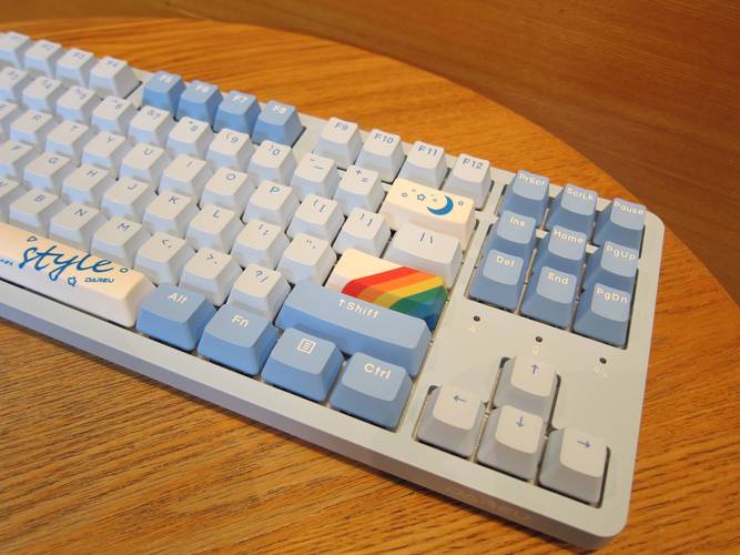 紧凑式机械键盘侧面与键帽细节