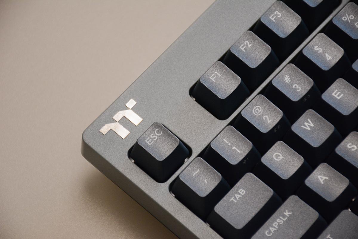 机械键盘桌面整洁布局