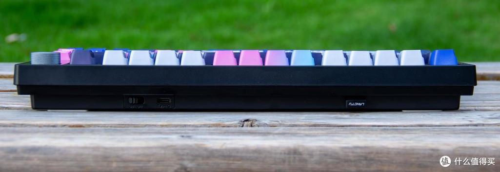 白色键盘桌面使用场景