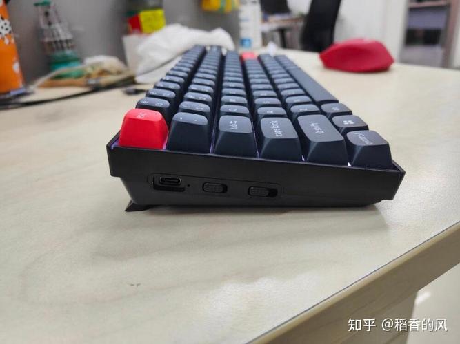 Keyboard with battery power indicator