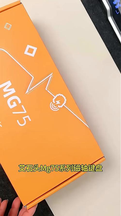 现代机械键盘RGB灯光与机身散热