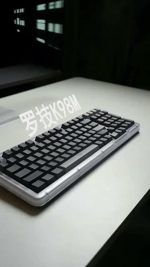 罗技 K98M 蓝紫色机械键盘深度评测：颜值与手感兼备的无线多设备利器