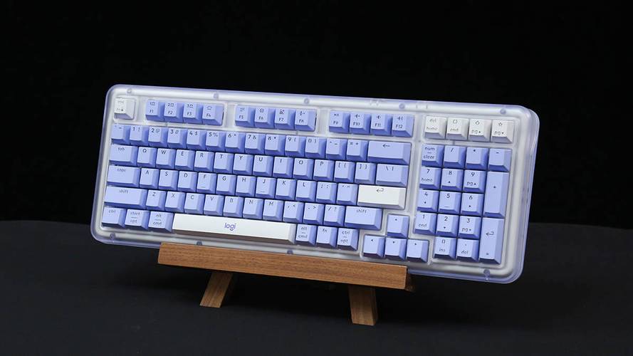 机械键盘蓝紫配色细节特写