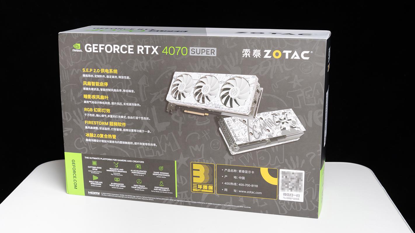 程序员在办公室使用多显示器工作
