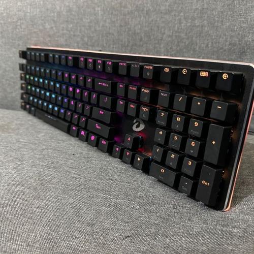 机械键盘轴体与键帽特写