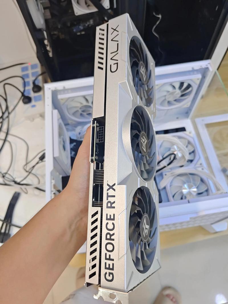 电脑硬件内部视图，聚焦显卡插槽和散热设计