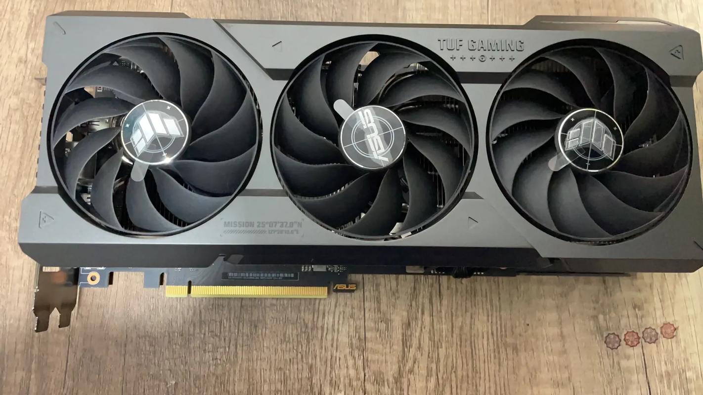 华硕TUF RTX 4070 Ti vs 杰微G210 1GB LP 深度对比：从旗舰到入门，显卡如何选？