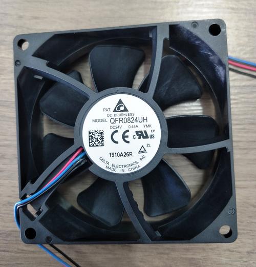 Computer case interior with high speed fan thermal view