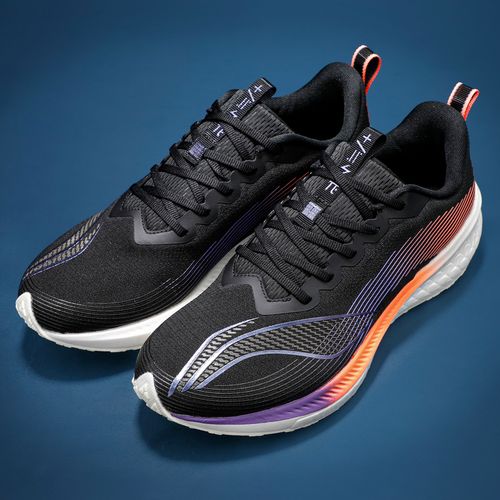 RGB灯光下的黑色PC机箱外观