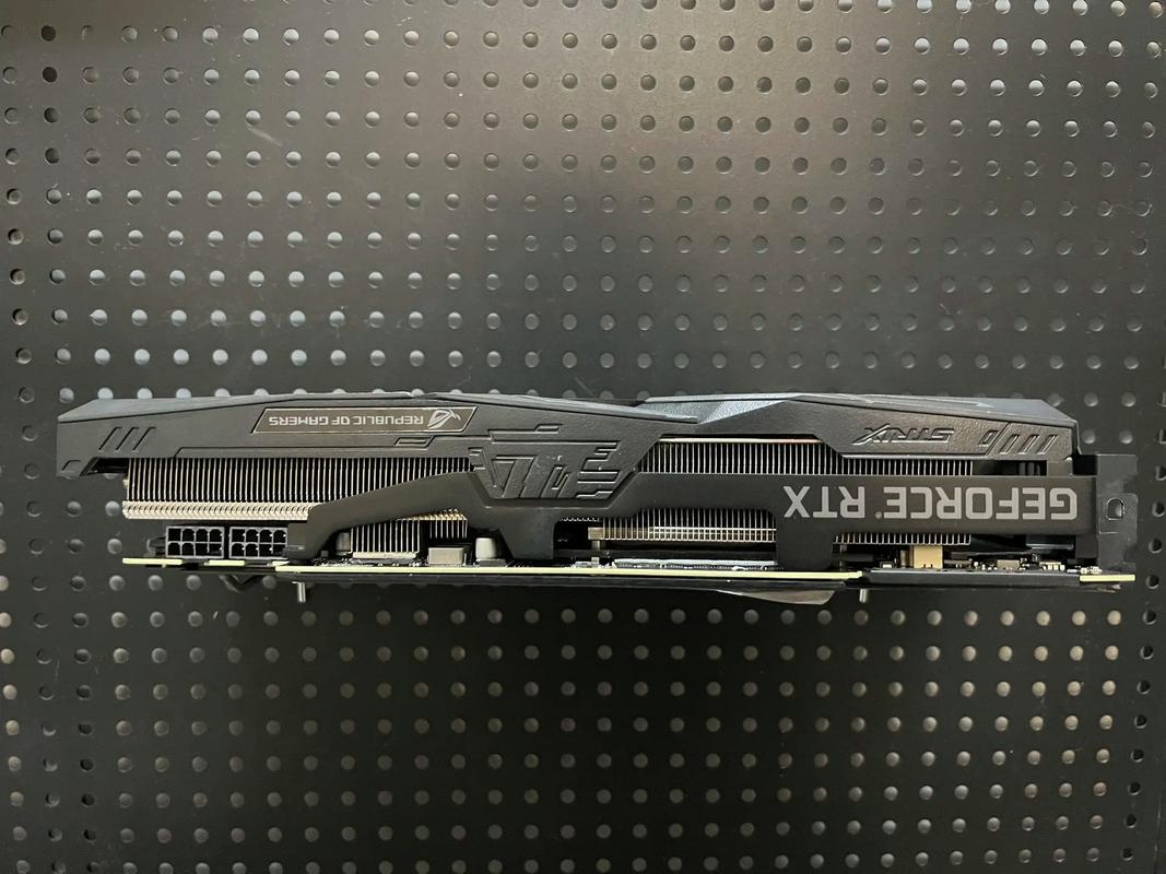 不同用户群体使用电脑的示意图