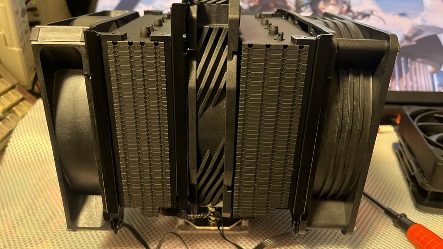 PC水冷散热器安装在机箱中的视觉效果