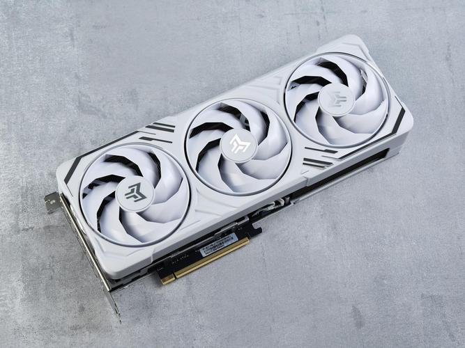 影驰GeForce RTX 5070 Ti 金属大师白金版 OC vs HIS Radeon HD 6450 Silence 2GB 深度对比