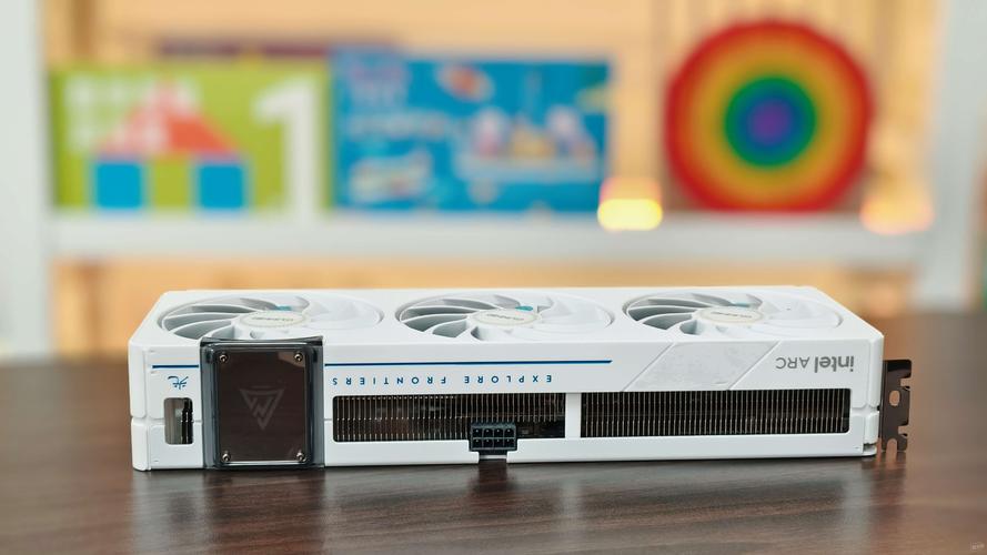 Intel Arc B570白色显卡规格展示