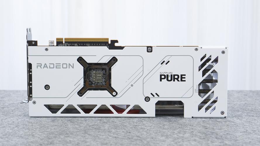 RX 7800 XT 显卡核心与显存细节