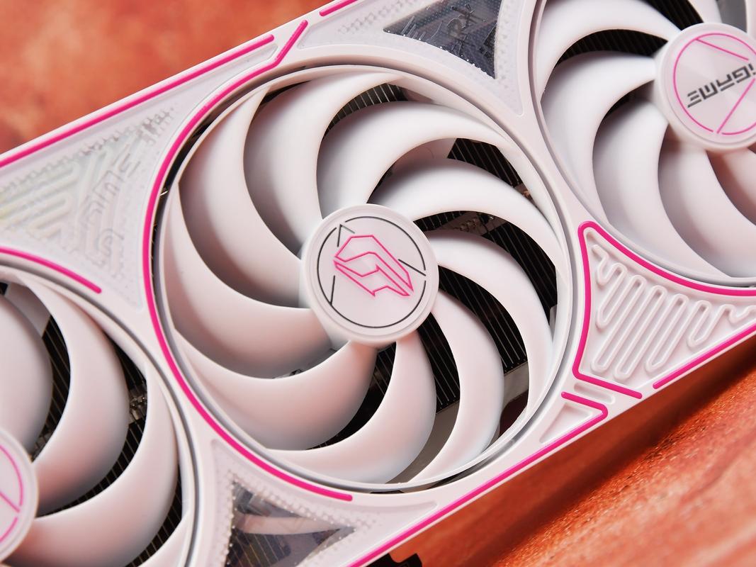 简洁的办公桌面与电脑