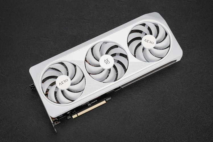 游戏玩家在电脑前选择硬件