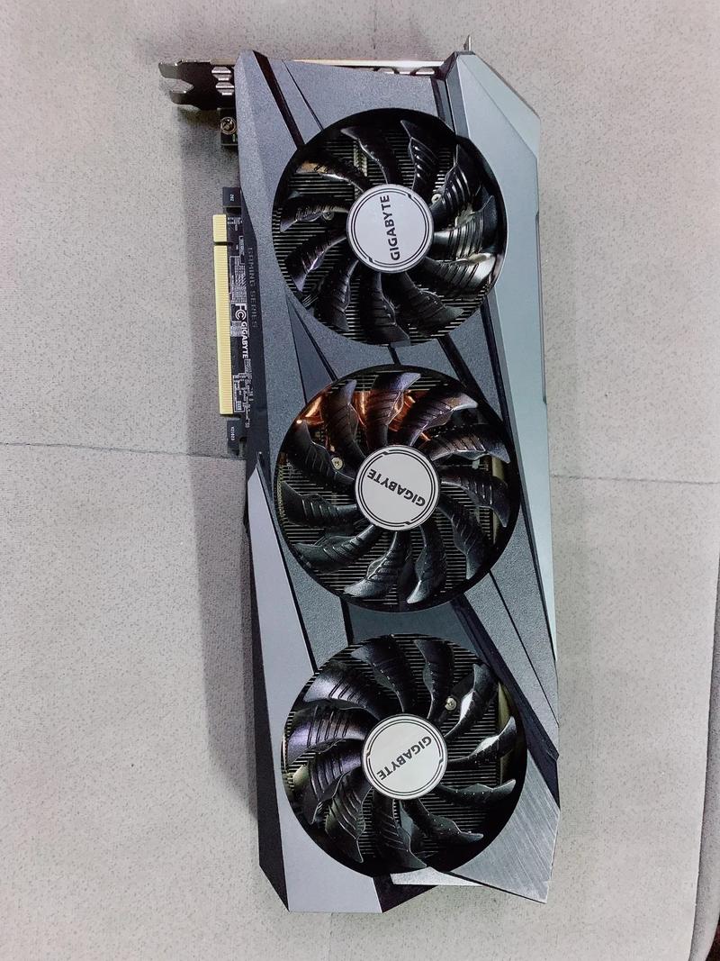 RGB 灯光效果下的高端显卡