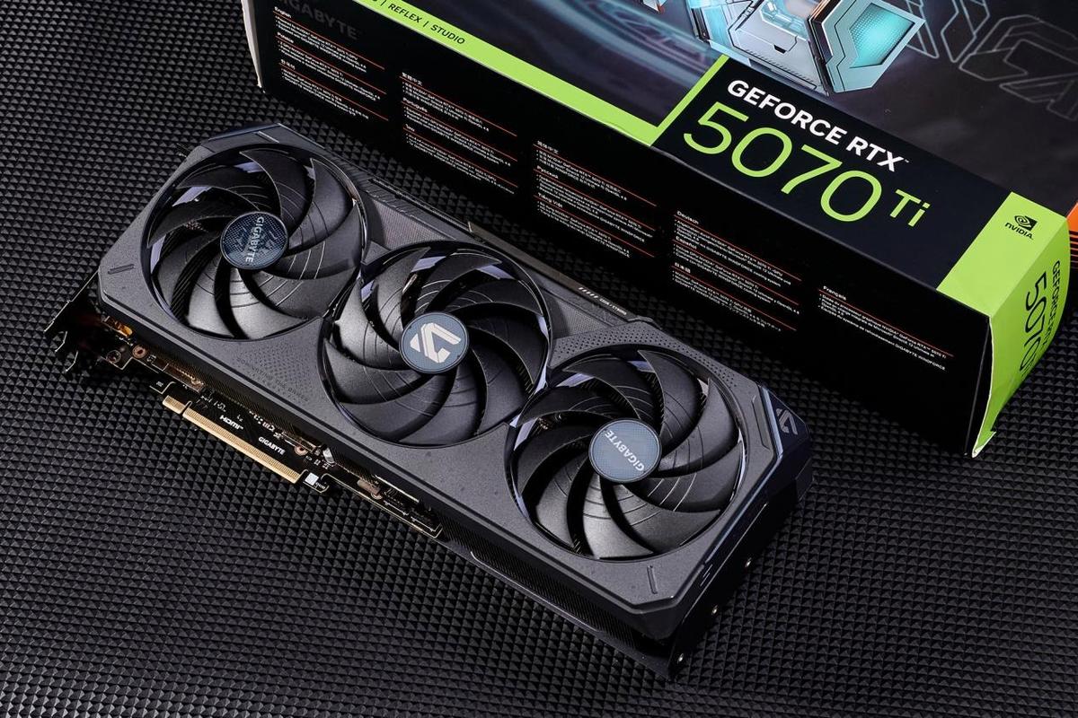 高端GPU芯片与GDDR7显存架构示意