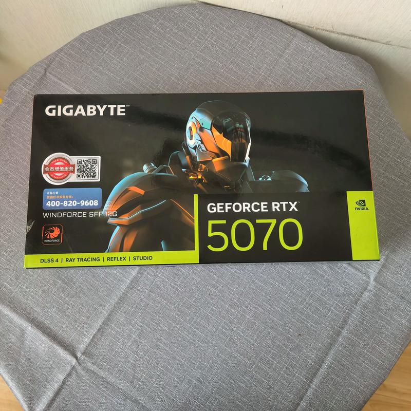 白色主题PC机箱内安装RTX 5070 Ti显卡