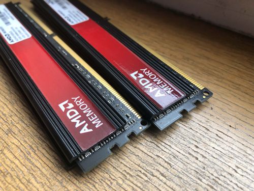 绿色DDR3内存模块细节