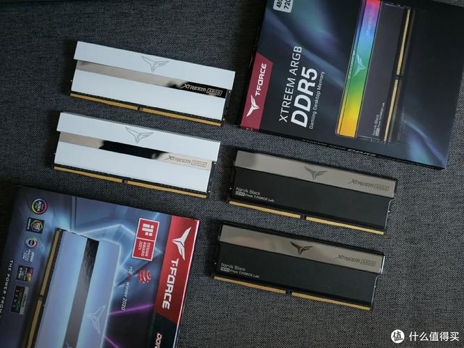 电脑内存条安装在主板上的RGB灯效展示