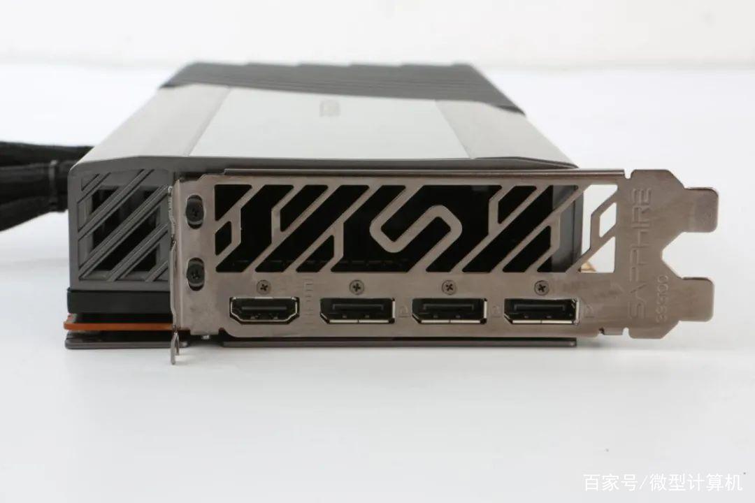 电竞玩家使用高性能电脑