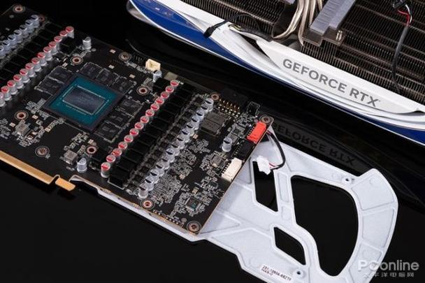 价格标签与电脑硬件放在一起