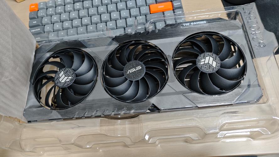 华硕ROG RX 6900 XT vs XFX R7 240 深度对比：从发烧旗舰到入门级显卡的全面解析