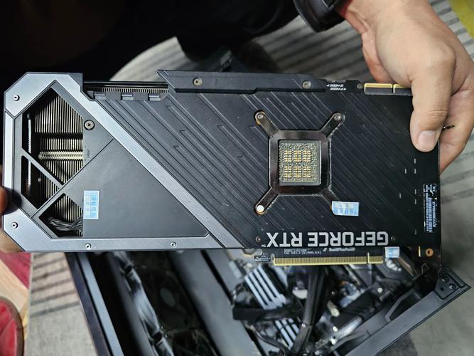 七彩虹RTX 3090 Ti vs 镭风HD6570 深度对比：从旗舰到入门