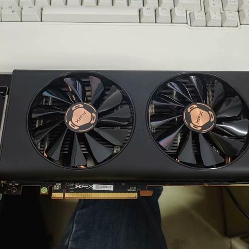 XFX讯景RX 5500 XT 黑狼 vs 蓝宝石PURE 极地 RX 9060 XT OC 16G D6 深度对比