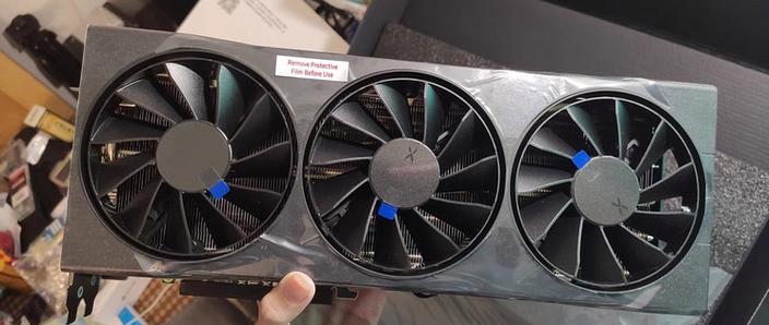 XFX讯景RX 9070 vs 技嘉G210 深度对比：从主流旗舰到入门亮机卡的跨越