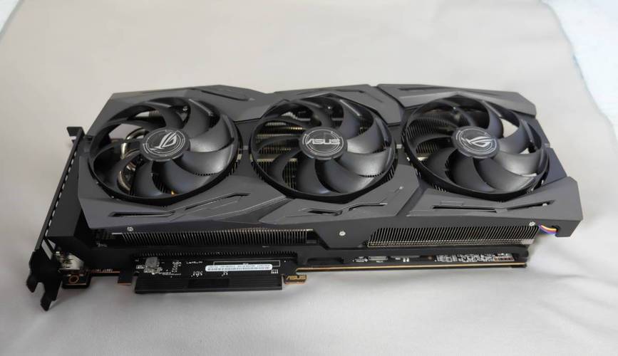 华硕ROG STRIX RX 6800 O16G GAMING vs 双敏R5 230 速配版 V3 深度对比