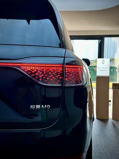 电脑机箱侧面透明面板细节