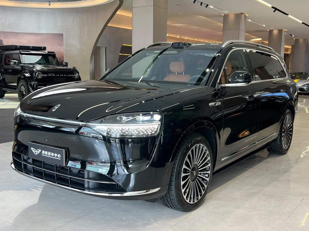 小型机箱桌面摆放场景