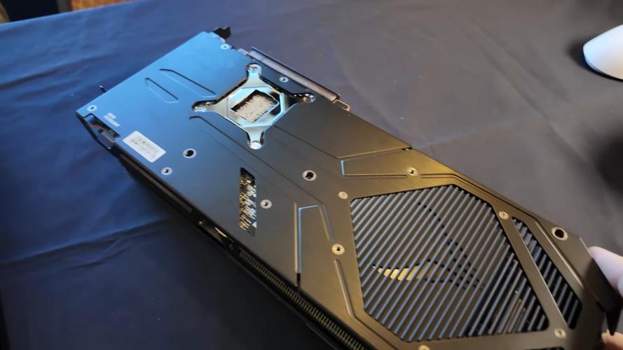 撼讯Red Devil RX 6900 XT vs 瀚铠RX 9070 超合金 深度对比