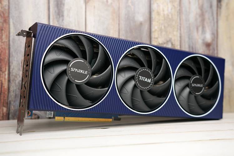SPARKLE A750泰坦 OC vs 迪兰RX 550酷能 4G 深度对比
