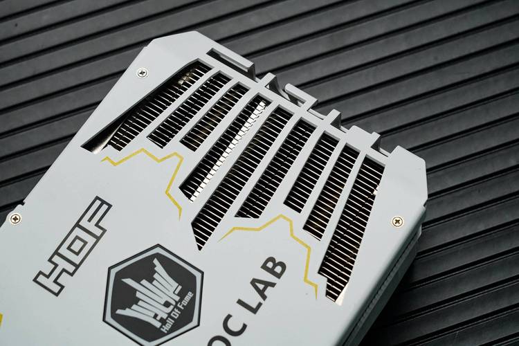 影驰GeForce RTX 5080 HOF OC LAB Deluxe-X vs 影驰GeForce GTX Titan Z Founders Edition 深度对比