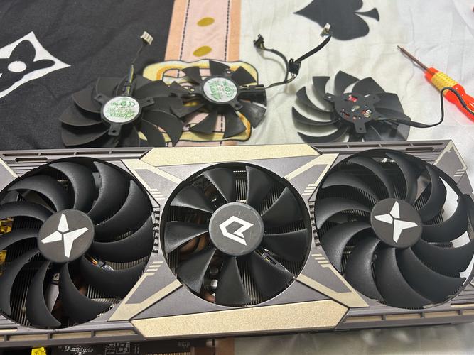 迪兰RX 6700 XT X战神 vs 七彩虹RTX 5070 Ti 战斧 深度对比