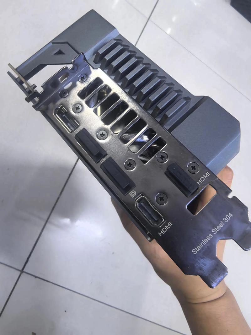 玩家正在使用高性能游戏电脑