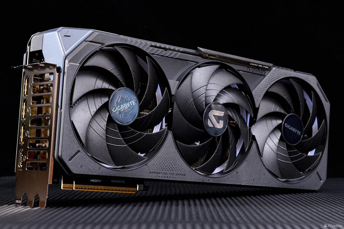 电脑屏幕上显示的游戏帧率测试软件界面